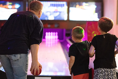 Glow Jungle Golf & 30 minuten bowlen